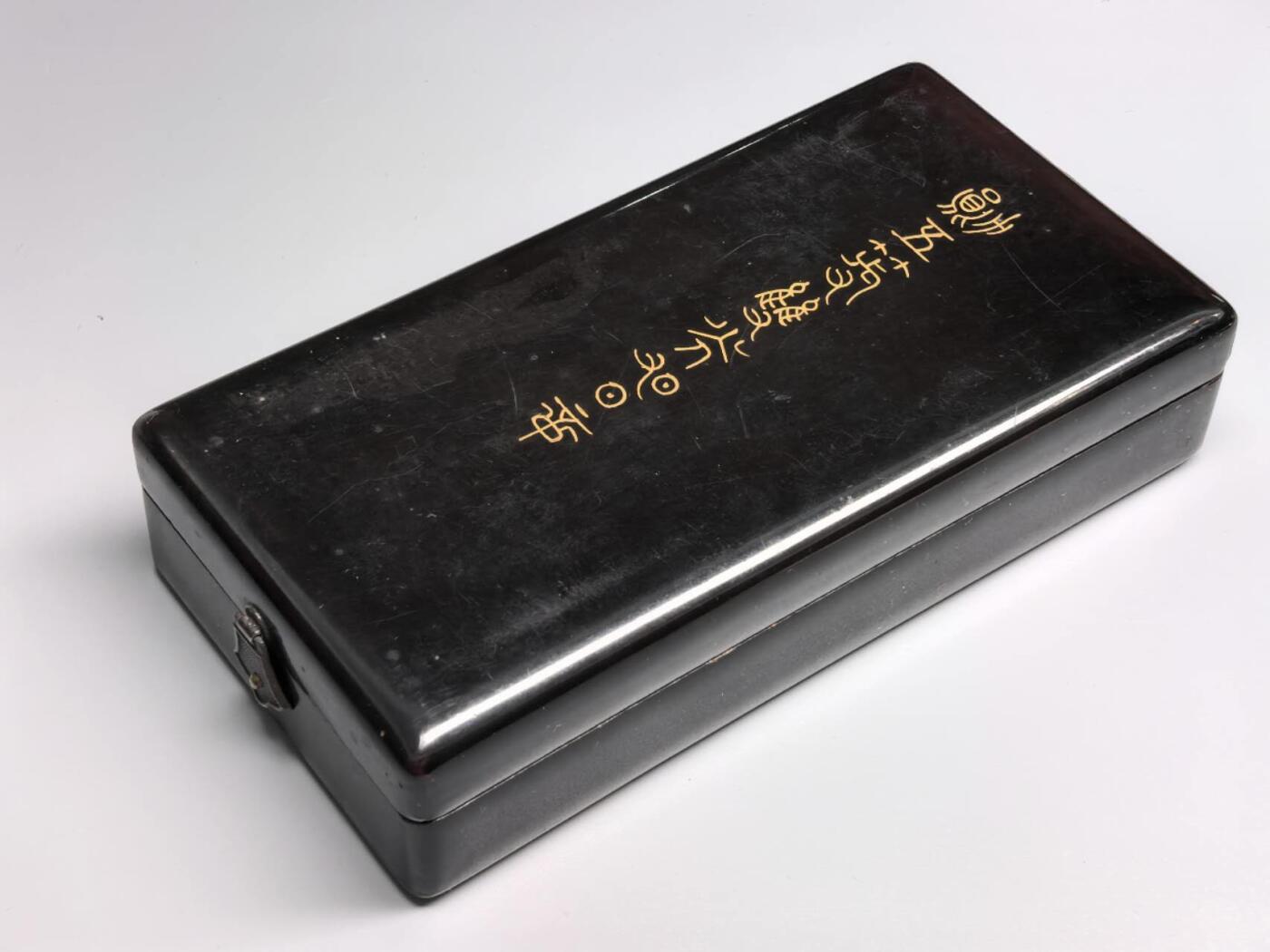 小驴勋章奖章收藏12月27日周六晚六点拍卖（珍爱和平，收藏战争，铭记历史，勿忘国耻，忠党爱国。有偿代拍，送拍规则在简介最后，参拍须阅读规则后再参拍，关系到运费包装发货时效真假辨别等关键信息，拍卖时不再发原图，看大图店主微信码在拍卖店铺介绍里） 旭日章带五等大漆盒，章上看不出镀金，没看出来五还是六等，早期纯银凹七宝烧，有些许磕碰，绶带有损、会掉渣渣