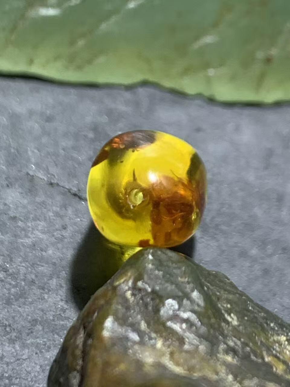 乌克兰花珀随形珠一个。