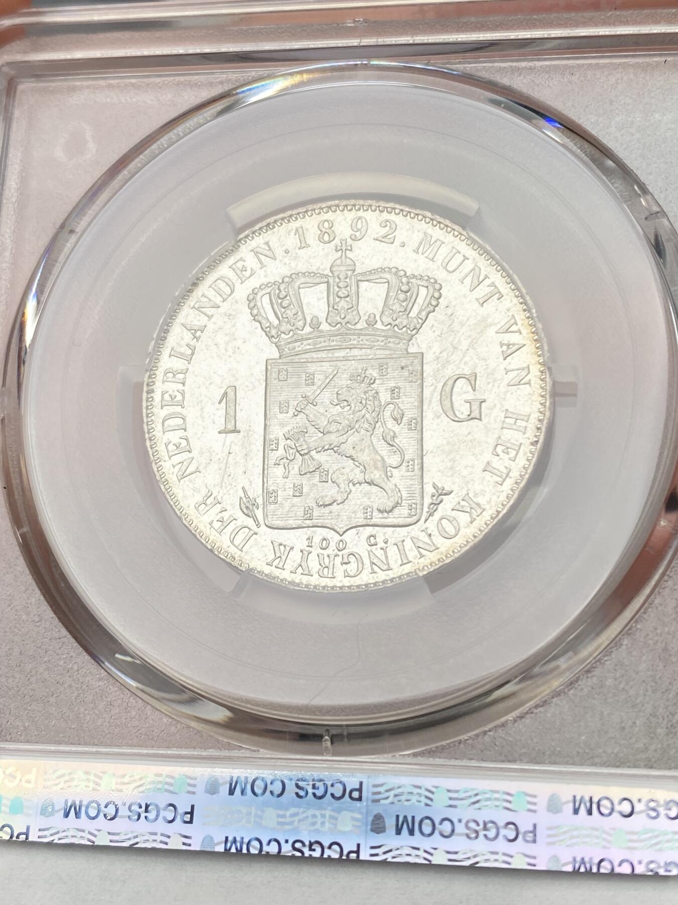 万国钱币拍卖第058期（万国新年大拍） PCGS MS64+ 1892年荷兰威廉明娜女王少女头像一盾银币 人见人爱的小萝莉。车轮霜光，打制极佳。底板类镜面质感，优异状态无愧一个加号，BU级别越来越难碰到了。瑞士拍卖NGSA刚拍的一枚66分到手约合RMB九万元。大热门品种，潜力十足，自藏级佳品。