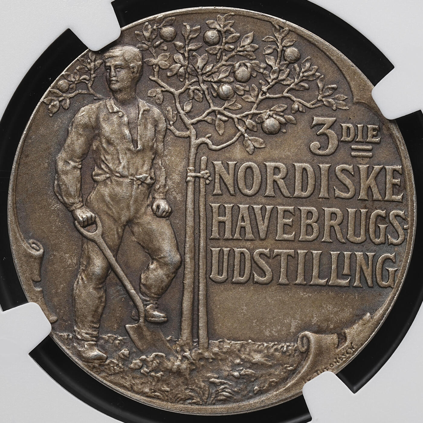 修遠堂世界钱币第九十九期 NGC评级 1907年第三届北欧园艺博览会纪念章一套，银，铜各一枚  其中银章35.00mm，重19.47g，铜章56.00mm，重66.30g