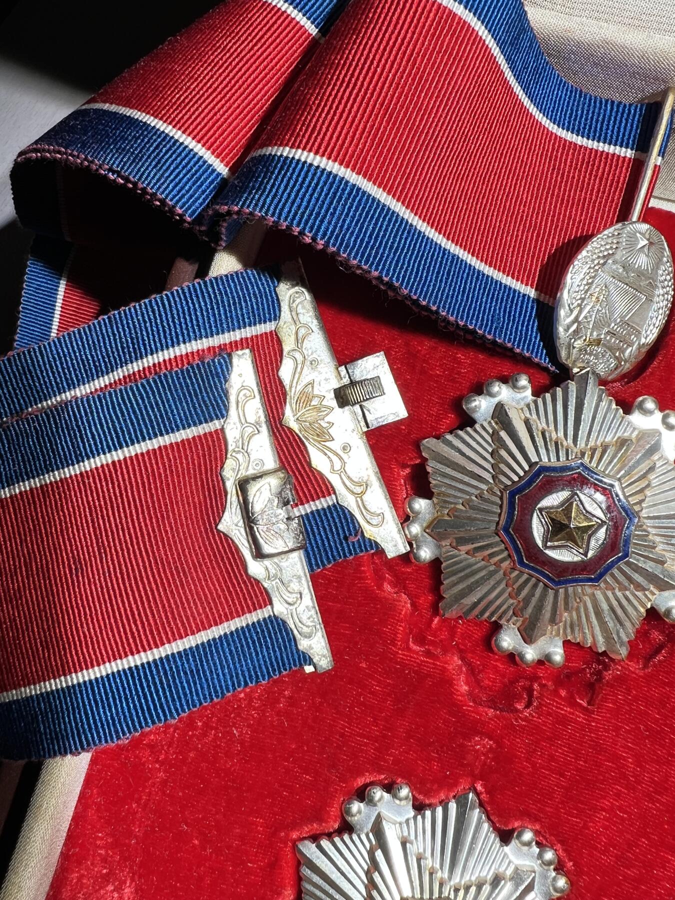 大猫徽章拍卖第285期 朝鲜🇰🇵三级国旗勋章 外授版