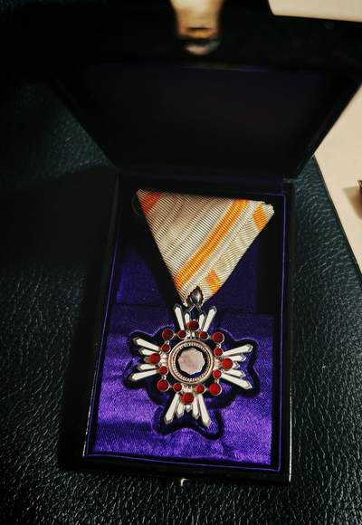 时顺第二十八拍 - 铭记历史，珍爱和平  日本六等瑞宝章，盒略全，银制