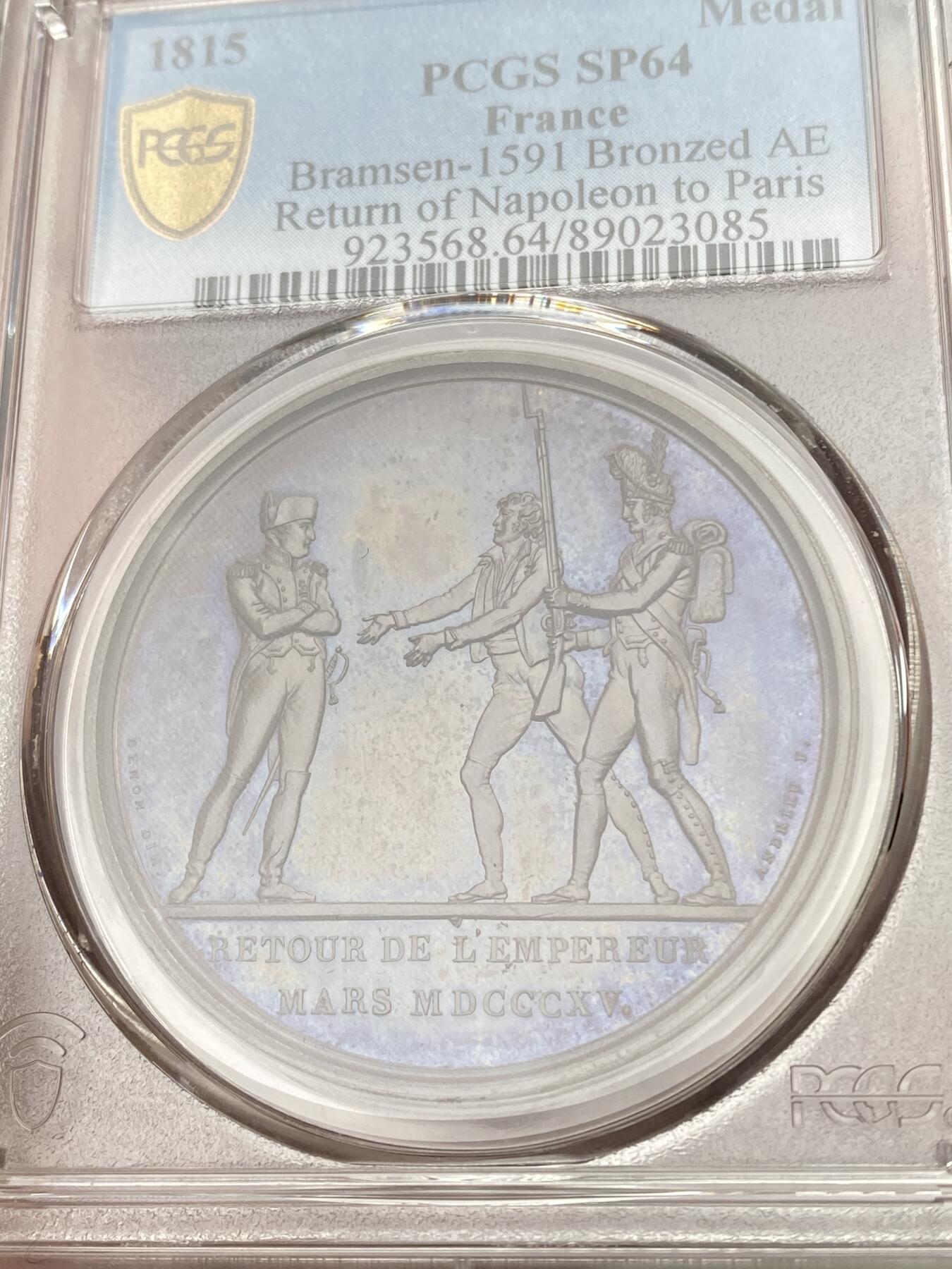 万国钱币拍卖第058期（万国新年大拍） PCGS SP64 1815年法国拿破仑重返巴黎原铸铜章 冠军分好品相，雕刻精细，细节极佳，栩栩如生。氧化紫罗兰包浆，铜色四溢。正面:拿皇从厄尔巴岛返回，内伊元帅张开双臂欢迎，老近卫军持枪致意，难掩兴奋之情。底部铭文:皇帝归来，1815年三月。少见的非头像全身雕刻。背面:法兰西帝国鹰叼着加冕时佩戴的国宝勋章，在海上飞翔。厄尔巴岛远景。极稀有品种，拿章集藏中不可或缺的一枚。
