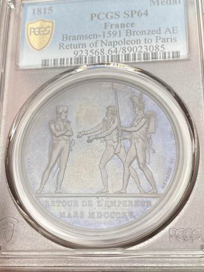 万国钱币拍卖第058期（万国新年大拍） PCGS SP64 1815年法国拿破仑重返巴黎原铸铜章 冠军分好品相，雕刻精细，细节极佳，栩栩如生。氧化紫罗兰包浆，铜色四溢。正面:拿皇从厄尔巴岛返回，内伊元帅张开双臂欢迎，老近卫军持枪致意，难掩兴奋之情。底部铭文:皇帝归来，1815年三月。少见的非头像全身雕刻。背面:法兰西帝国鹰叼着加冕时佩戴的国宝勋章，在海上飞翔。厄尔巴岛远景。极稀有品种，拿章集藏中不可或缺的一枚。