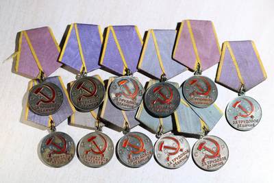 大猫徽章拍卖第285期 - 苏联劳动优秀一组11枚