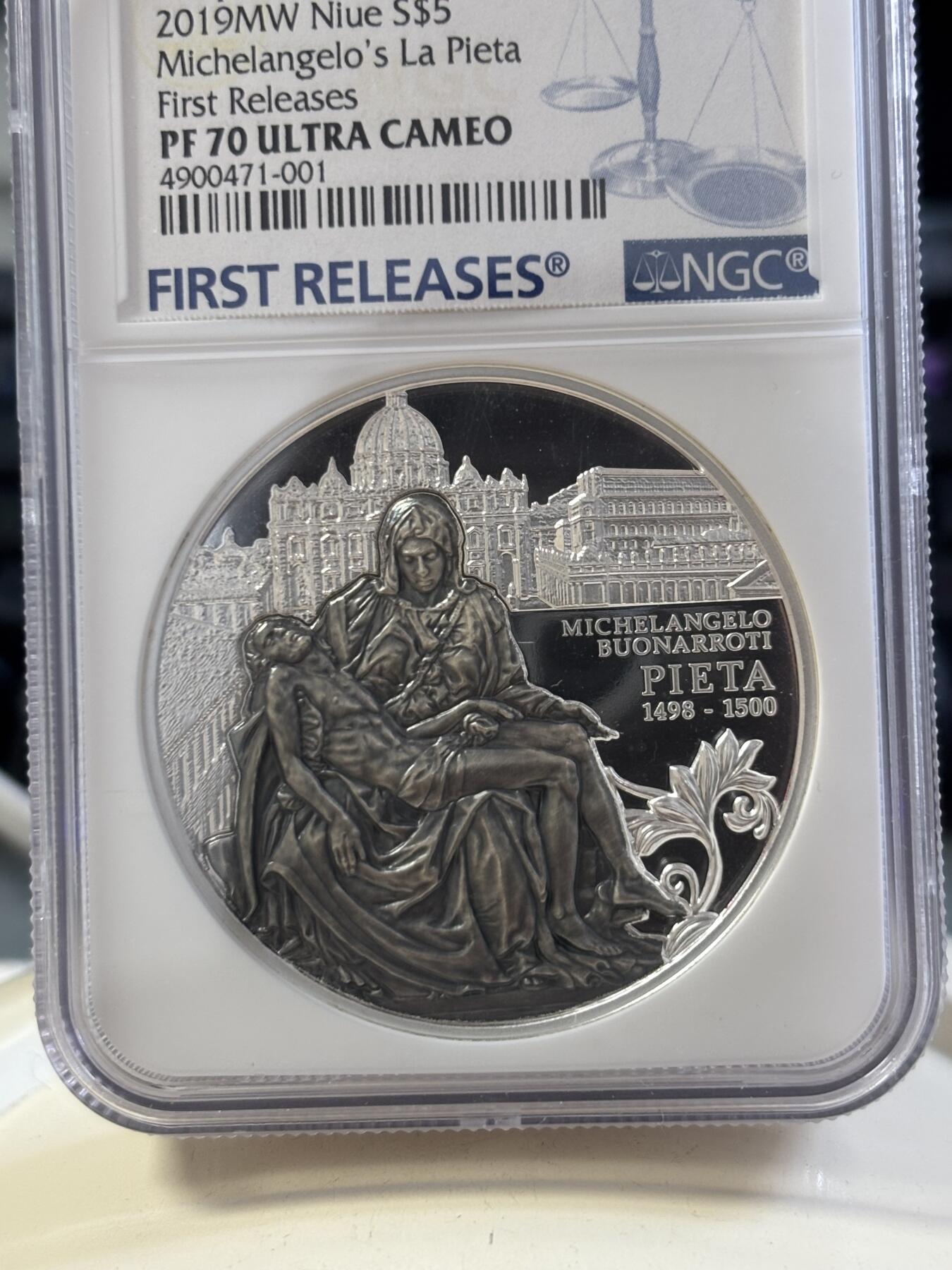 第186期拍卖 原包装盒证一体纽埃2019年雕塑《圣母怜子》超高浮雕2盎司精制银币NGC首期蓝标70分999银62.2克直径45毫米发行量999枚。
