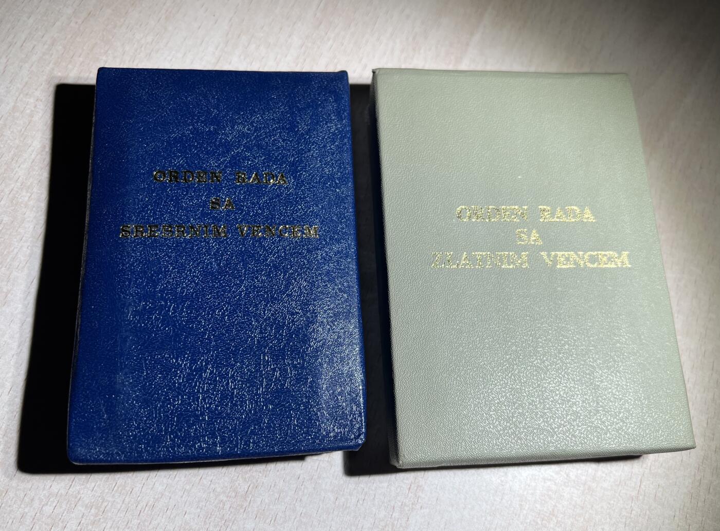 大猫徽章拍卖第285期 南斯拉夫二级三级劳动勋章一组 原盒