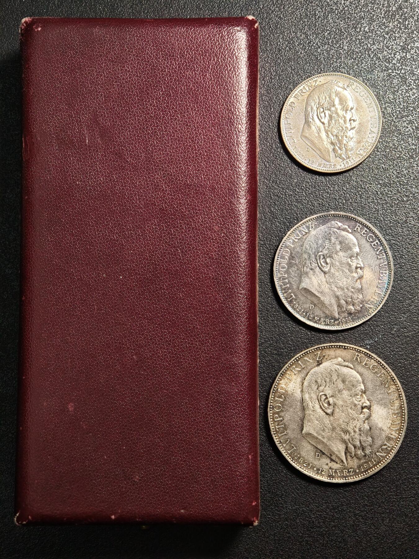 【德藏】世界币章拍卖第159期(元旦专场拍卖) 1911年 德国巴伐利亚慕尼黑利奥波德90大寿5马克/3马克/2马克 一套 原盒 直径约：38mm 33mm 28mm；重约：27.8g 16.6g 11.1g 状态极佳