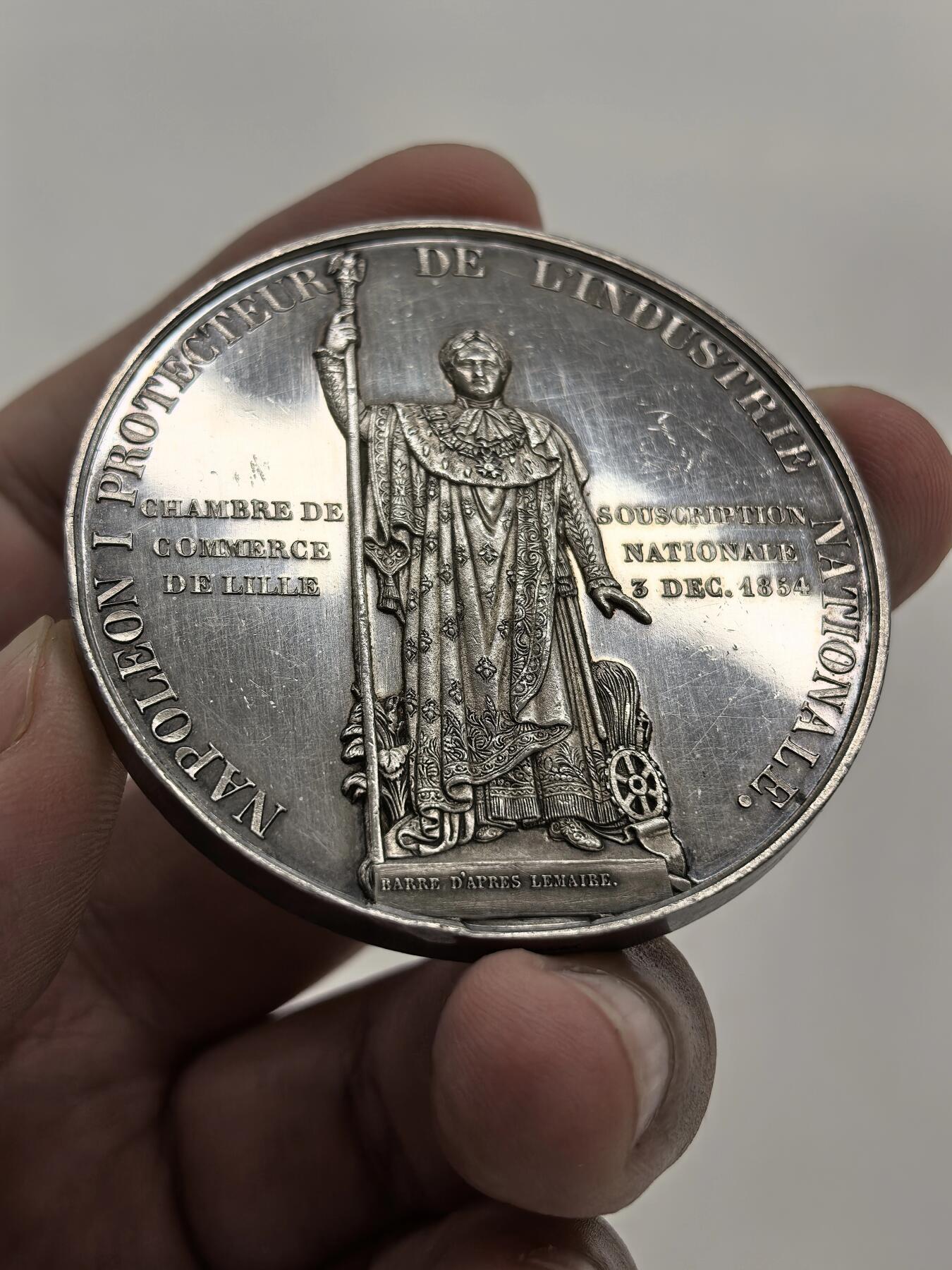 博洋堂世界钱币拍卖第154期（全场包邮） Barre作品，1854年拿破仑三世银章，背面拿破仑一世华服立像，雕刻精致，细节赞。手指边铭+Argent，50mm，65克。