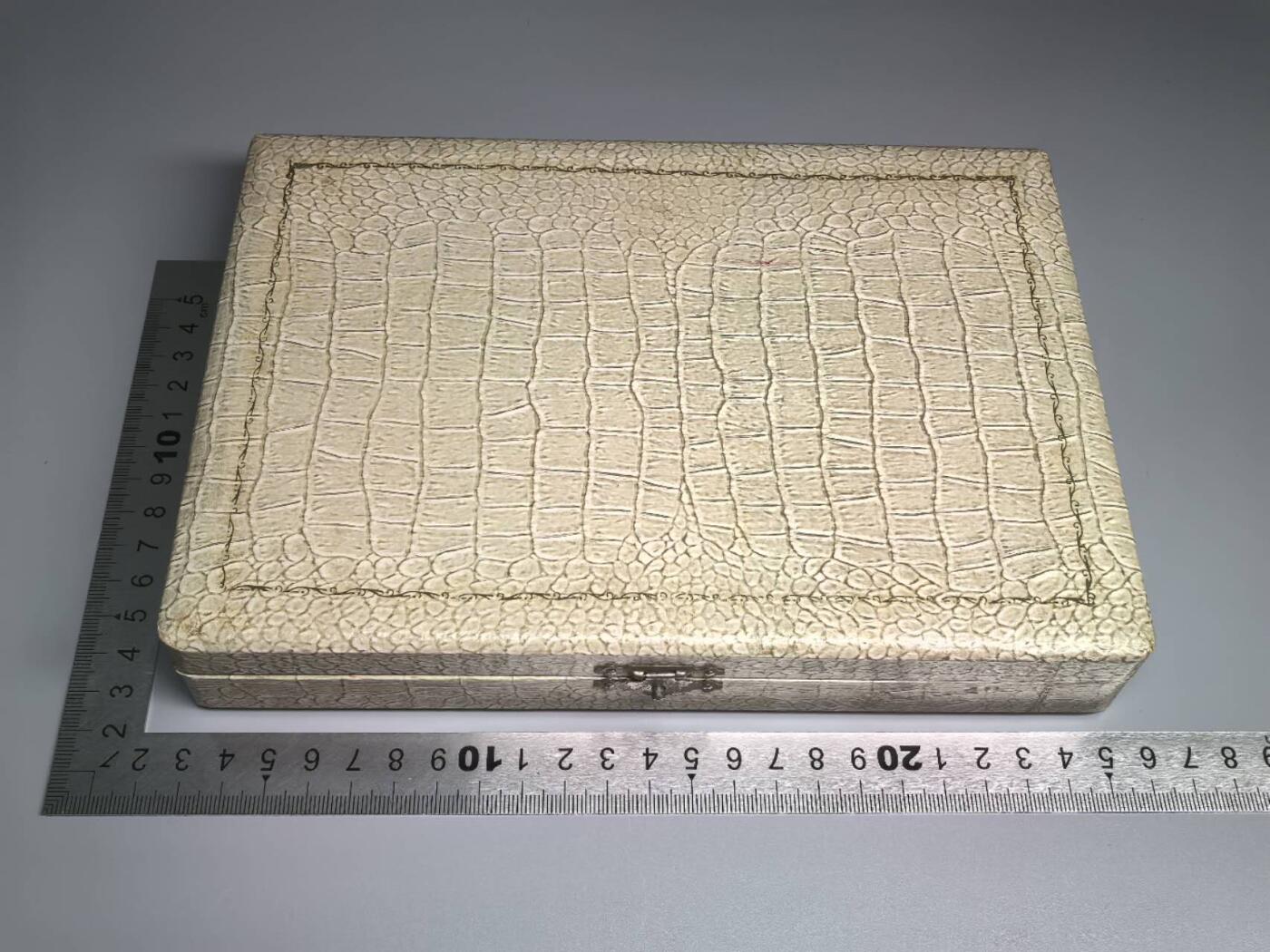 小驴勋章奖章收藏12月27日周六晚六点拍卖（珍爱和平，收藏战争，铭记历史，勿忘国耻，忠党爱国。有偿代拍，送拍规则在简介最后，参拍须阅读规则后再参拍，关系到运费包装发货时效真假辨别等关键信息，拍卖时不再发原图，看大图店主微信码在拍卖店铺介绍里） 日本镀银勺子带盒一套