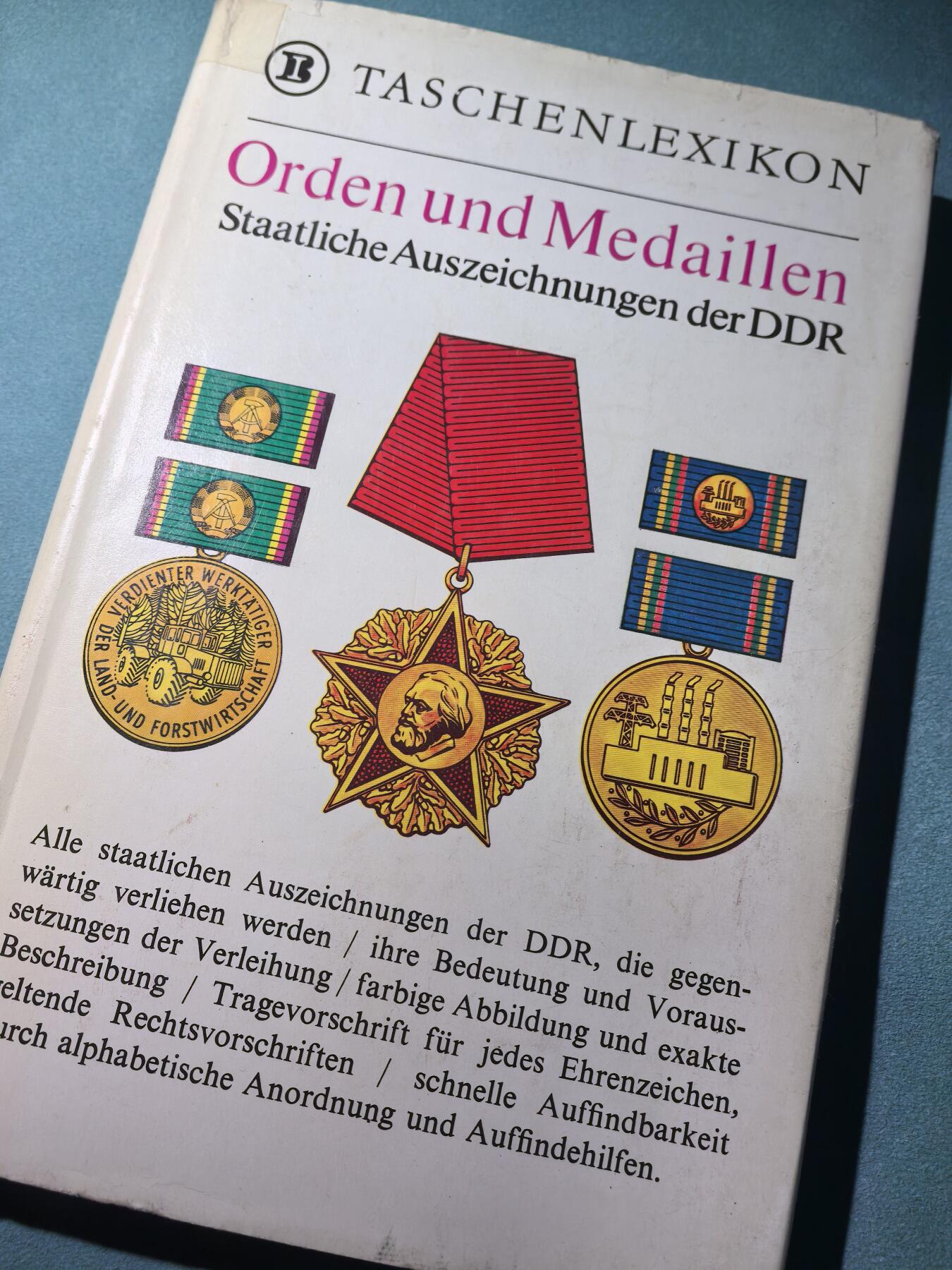 盛世勋华——号角文化勋章邮票专场拍卖第296期 东德官方出版 德意志民主共和国的勋章奖章证章 精美彩绘图 约200页