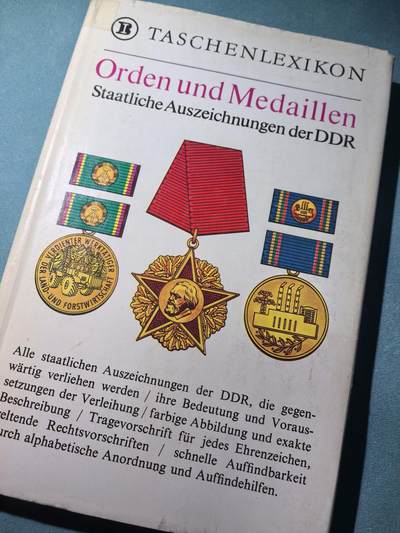 盛世勋华——号角文化勋章邮票专场拍卖第296期 - 东德官方出版 德意志民主共和国的勋章奖章证章 精美彩绘图 约200页