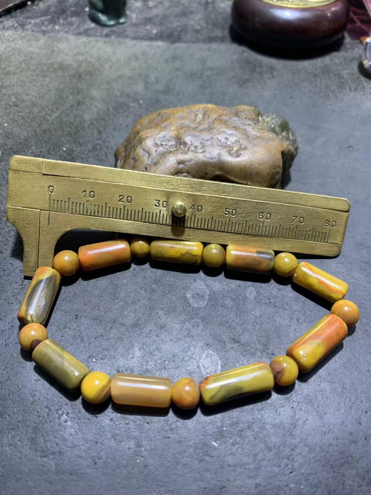 精美战国红玛瑙手串一条。