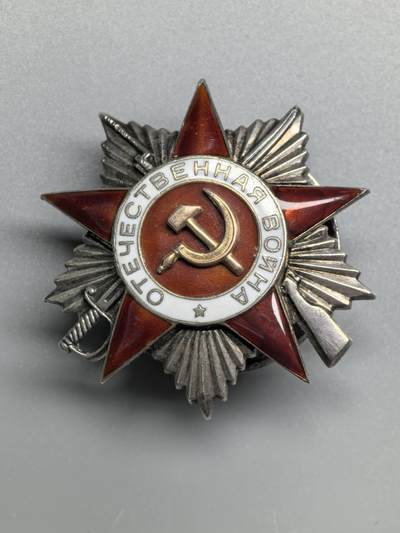 小驴勋章奖章收藏12月27日周六晚六点拍卖（珍爱和平，收藏战争，铭记历史，勿忘国耻，忠党爱国。有偿代拍，送拍规则在简介最后，参拍须阅读规则后再参拍，关系到运费包装发货时效真假辨别等关键信息，拍卖时不再发原图，看大图店主微信码在拍卖店铺介绍里） - 苏联二级卫国勋章6万号，银质珐琅，珐琅3点、5点方向珐琅有修补，背面有修