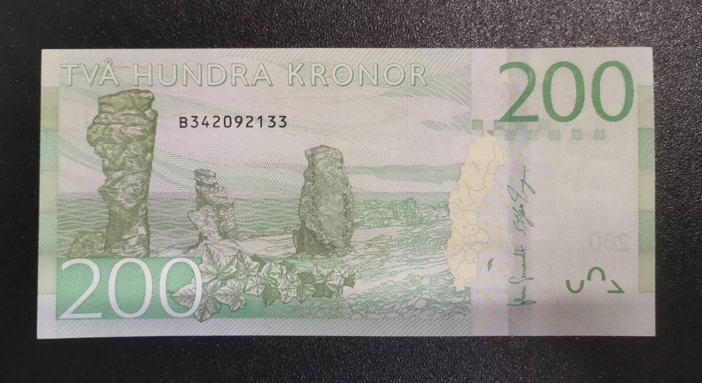 《艾美收藏》第226期-12.28周日外币精品场-蛇年收官 瑞典2015年200克朗UNC-右上角有一处小黄点 电影戏剧以及歌剧导演英格玛·柏格曼