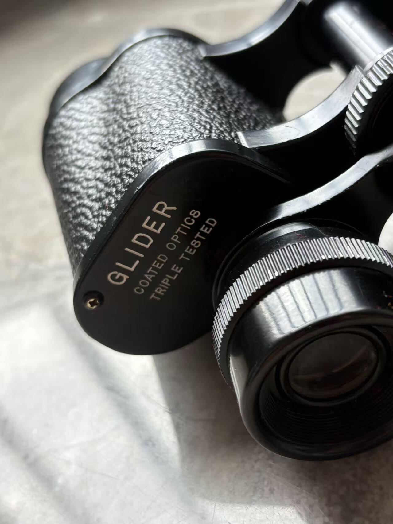 盛世勋华——号角文化勋章邮票专场拍卖第297期 英国Glider牌8×30望远镜为英国老牌经典款，采用保罗式光学结构，8倍放大倍率搭配30mm物镜，成像锐利、视野适中。镜身用耐磨纹理材质打造，配原厂皮质收纳盒，整体无瑕疵，藏品完整性佳。