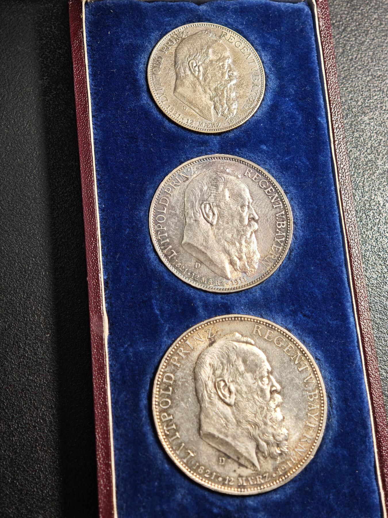 【德藏】世界币章拍卖第159期(元旦专场拍卖) 1911年 德国巴伐利亚慕尼黑利奥波德90大寿5马克/3马克/2马克 一套 原盒 直径约：38mm 33mm 28mm；重约：27.8g 16.6g 11.1g 状态极佳