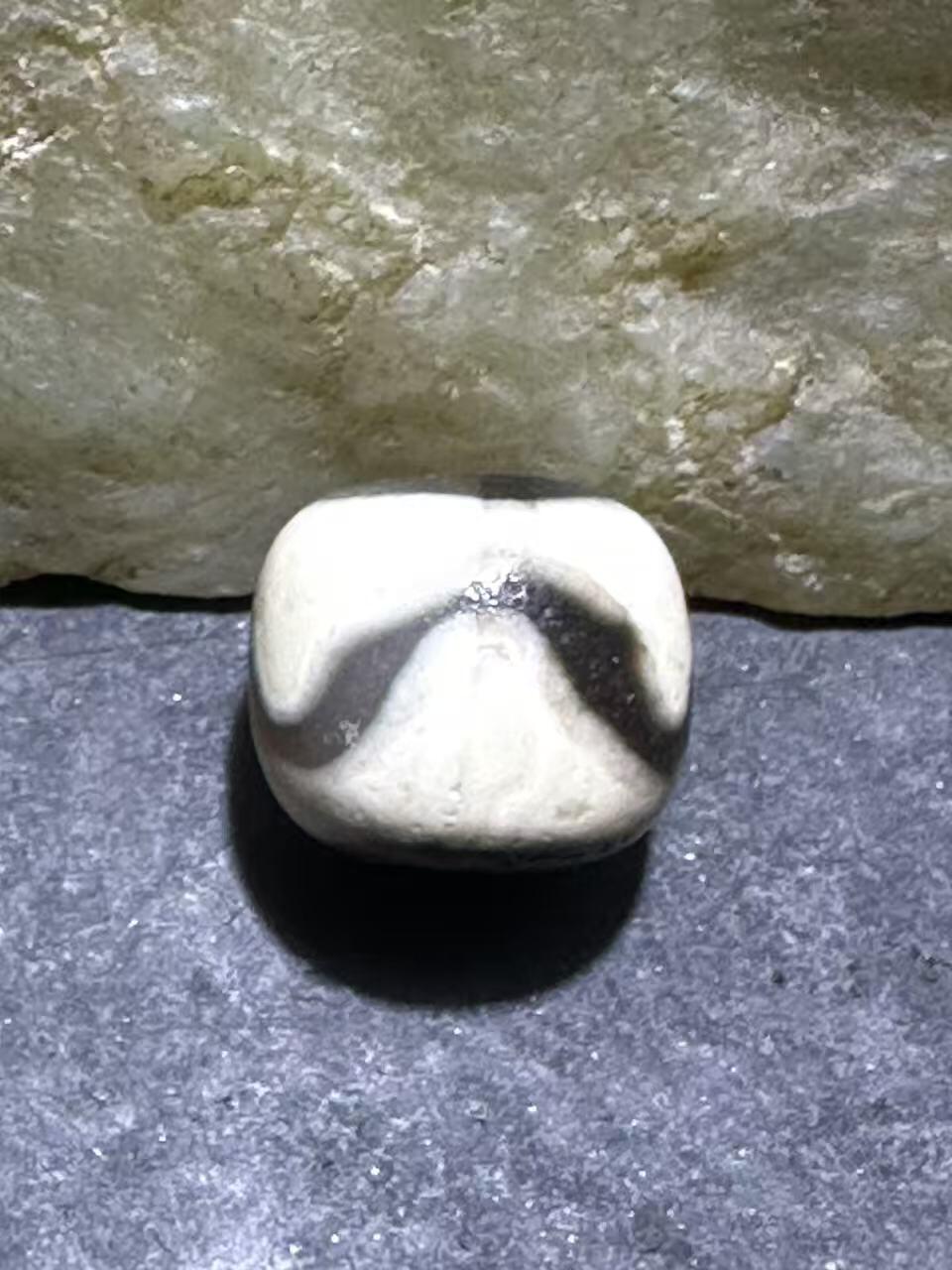 仅此一颗，藏传虎牙随形天珠一颗，！