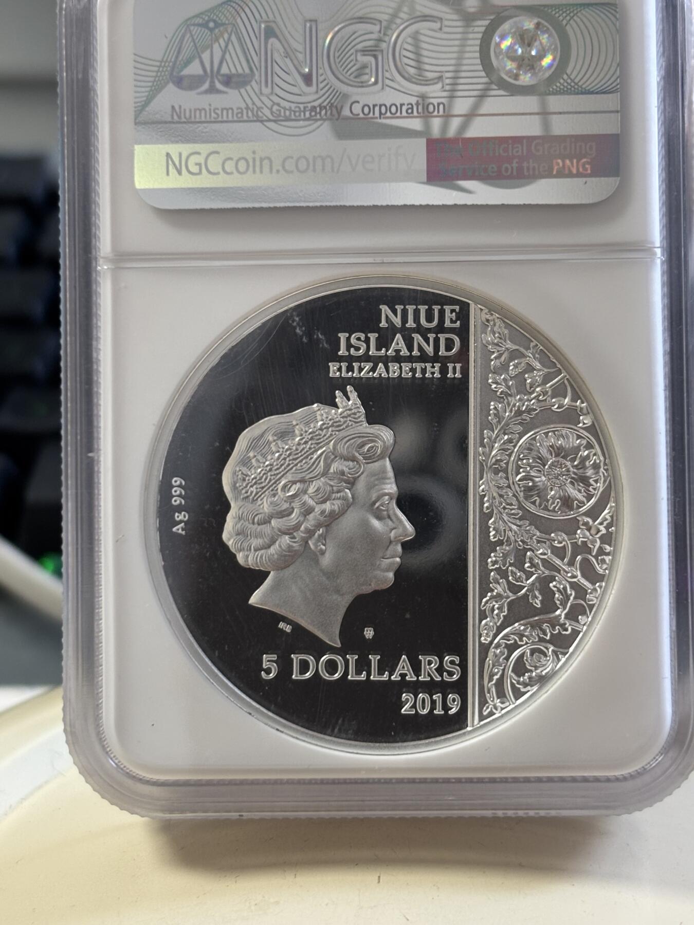 第186期拍卖 原包装盒证一体纽埃2019年雕塑《圣母怜子》超高浮雕2盎司精制银币NGC首期蓝标70分999银62.2克直径45毫米发行量999枚。