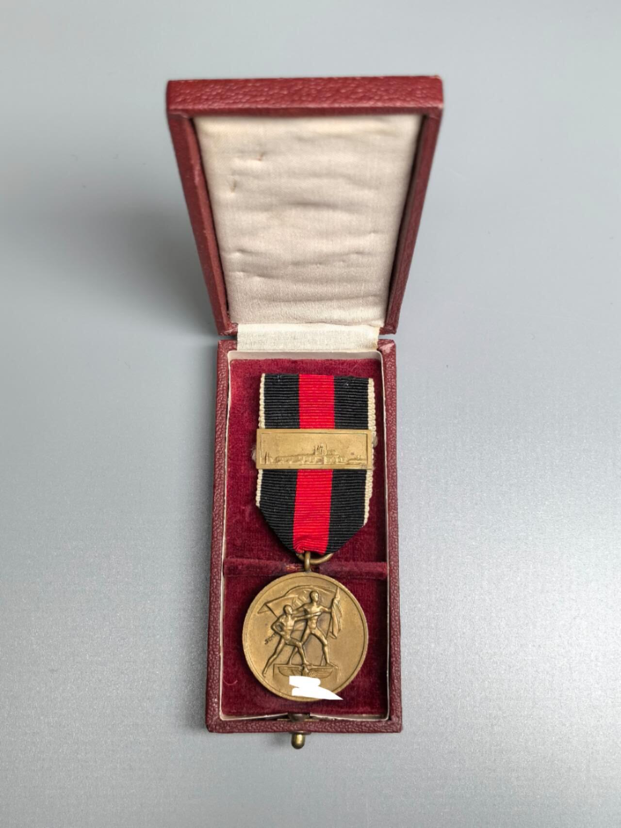 小驴勋章奖章收藏12月27日周六晚六点拍卖（珍爱和平，收藏战争，铭记历史，勿忘国耻，忠党爱国。有偿代拍，送拍规则在简介最后，参拍须阅读规则后再参拍，关系到运费包装发货时效真假辨别等关键信息，拍卖时不再发原图，看大图店主微信码在拍卖店铺介绍里） 得三苏台德回归奖章带布拉格勋饰条带盒