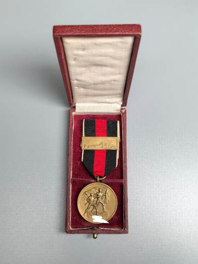 小驴勋章奖章收藏12月27日周六晚六点拍卖（珍爱和平，收藏战争，铭记历史，勿忘国耻，忠党爱国。有偿代拍，送拍规则在简介最后，参拍须阅读规则后再参拍，关系到运费包装发货时效真假辨别等关键信息，拍卖时不再发原图，看大图店主微信码在拍卖店铺介绍里） - 得三苏台德回归奖章带布拉格勋饰条带盒