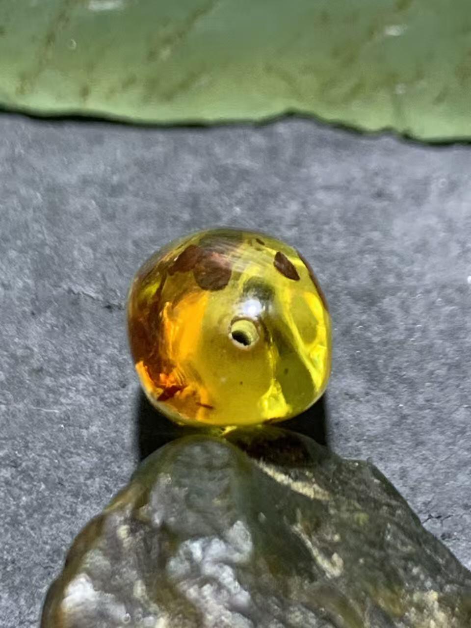 乌克兰花珀随形珠一个。