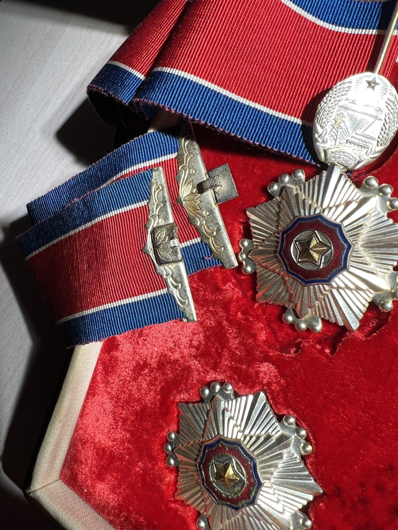 大猫徽章拍卖第285期 朝鲜🇰🇵三级国旗勋章 外授版