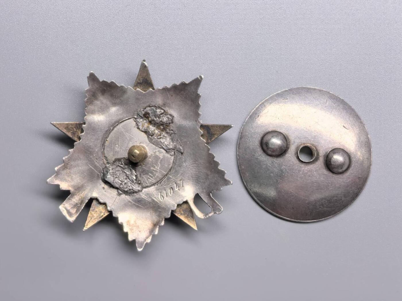 小驴勋章奖章收藏12月27日周六晚六点拍卖（珍爱和平，收藏战争，铭记历史，勿忘国耻，忠党爱国。有偿代拍，送拍规则在简介最后，参拍须阅读规则后再参拍，关系到运费包装发货时效真假辨别等关键信息，拍卖时不再发原图，看大图店主微信码在拍卖店铺介绍里） 苏联二级卫国勋章6万号，银质珐琅，珐琅3点、5点方向珐琅有修补，背面有修