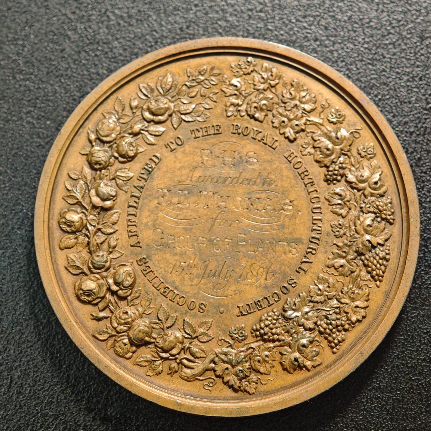 【德藏】世界币章拍卖第159期(元旦专场拍卖) 1896年 英国皇家园艺学会纪念大铜章，是英国皇家造币厂首席雕刻师威廉·怀恩（William Wyon）的作品，此版为1836年雕刻版本。直径55毫米，精美浮雕工艺，正面是五位花神的形象，背面环绕花卉装饰。品相完好，银章常见，铜章少见，值得收藏 直径约：54.8mm；重约：74.4g