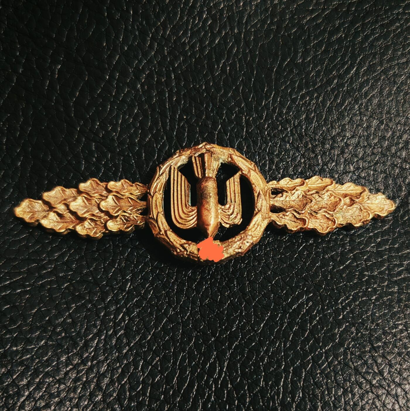 时顺第二十八拍 铭记历史，珍爱和平  德国特殊时期金级铜质轰炸机证章，无针钩，锈蚀，背打rss标，较少见