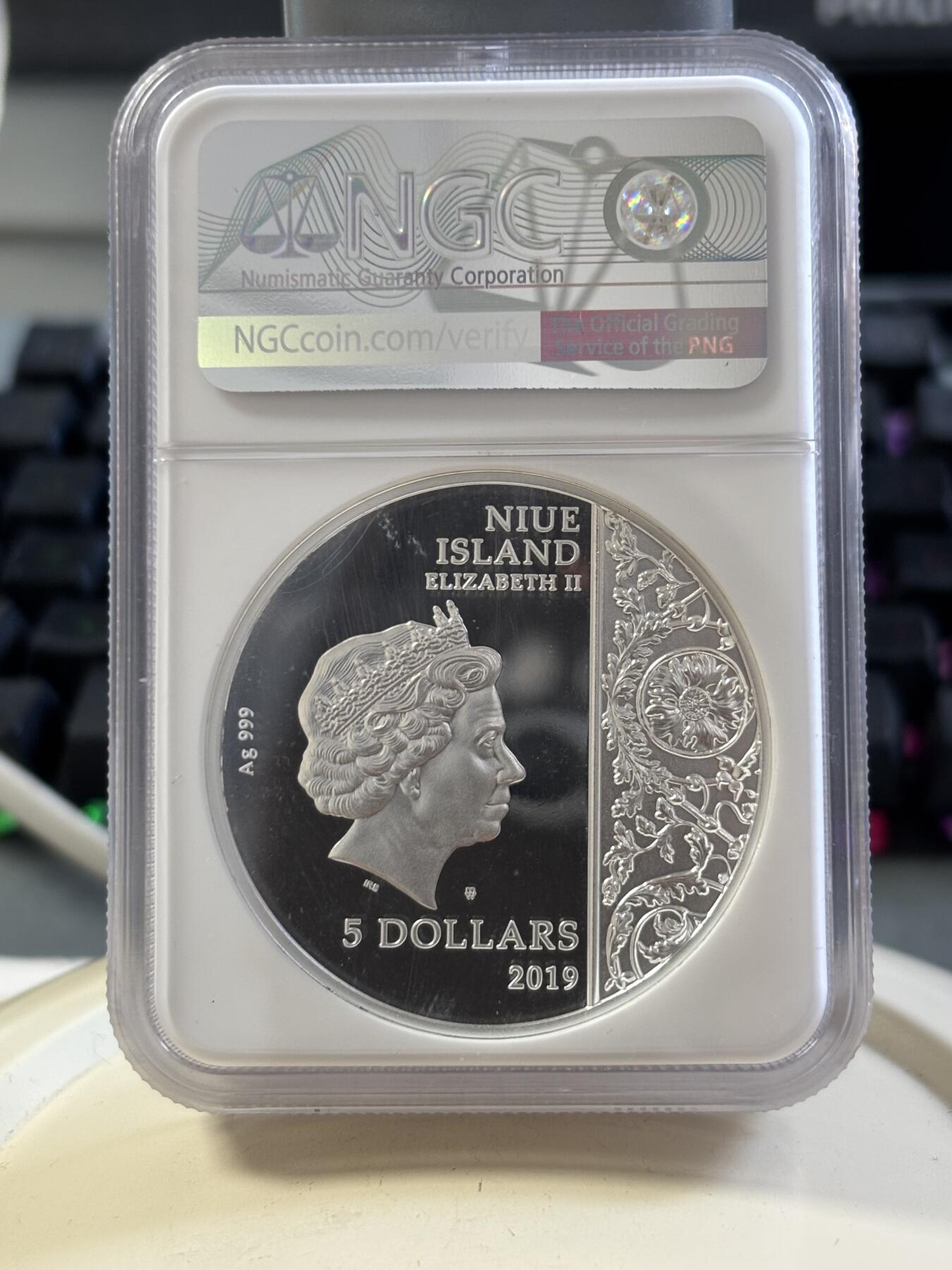 第186期拍卖 原包装盒证一体纽埃2019年雕塑《圣母怜子》超高浮雕2盎司精制银币NGC首期蓝标70分999银62.2克直径45毫米发行量999枚。