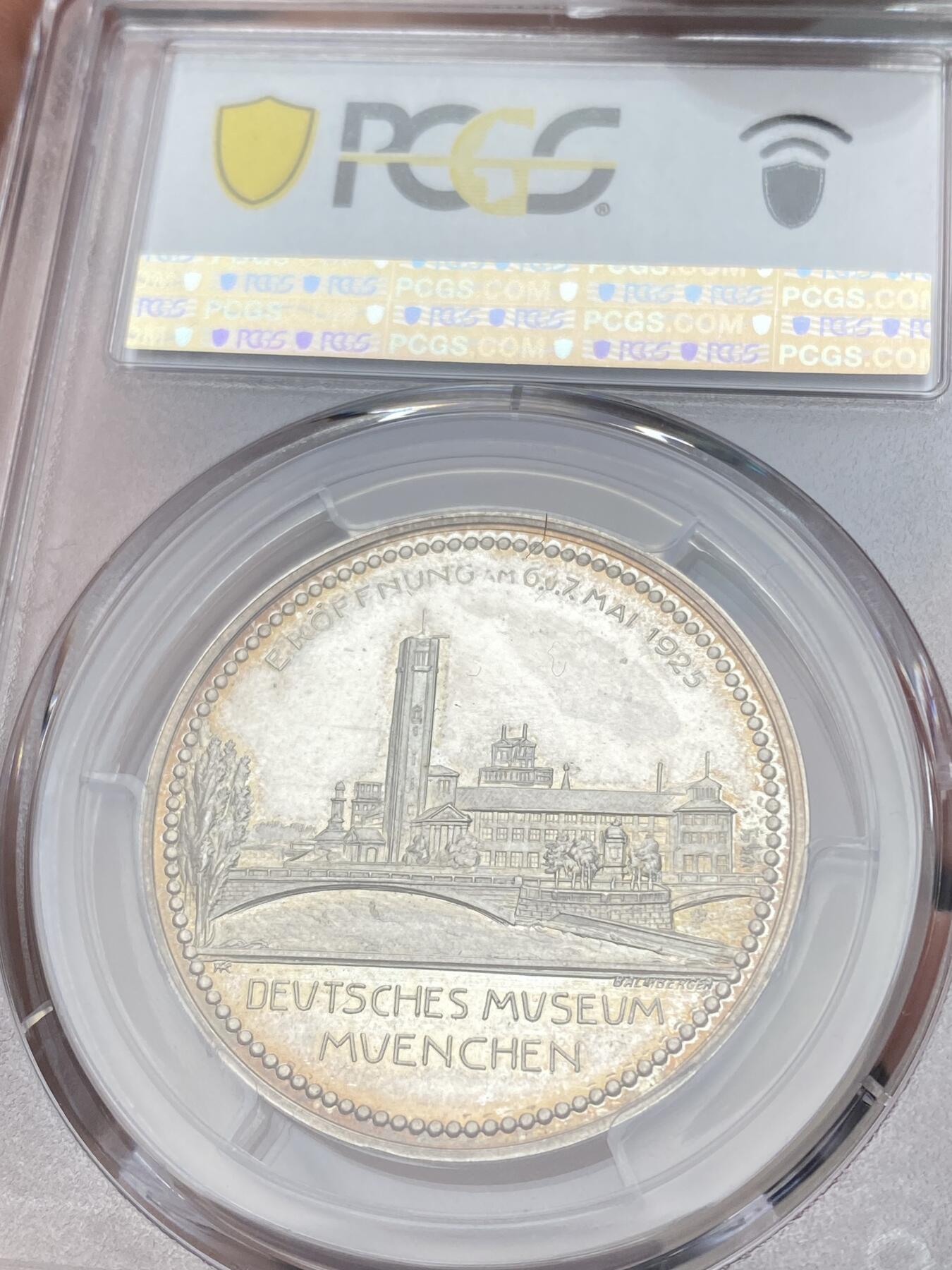 万国钱币拍卖第058期（万国新年大拍） PCGS SP64 1925年德国慕尼黑德意志博物馆开幕纪念银章 唯一冠军分 精制强镜面 正面:奥斯卡·冯·米勒半身像，博物馆创始人。背面:德意志博物馆建筑景观。德意志博物馆是世界上最大的科技博物馆，位于德国慕尼黑，有50个科学技术领域的大约28,000件展品，每年有大约130万访问者。该博物馆开放于1903年6月28日，米勒召集了德国工程师学会会议。爱因斯坦是米勒的好友。