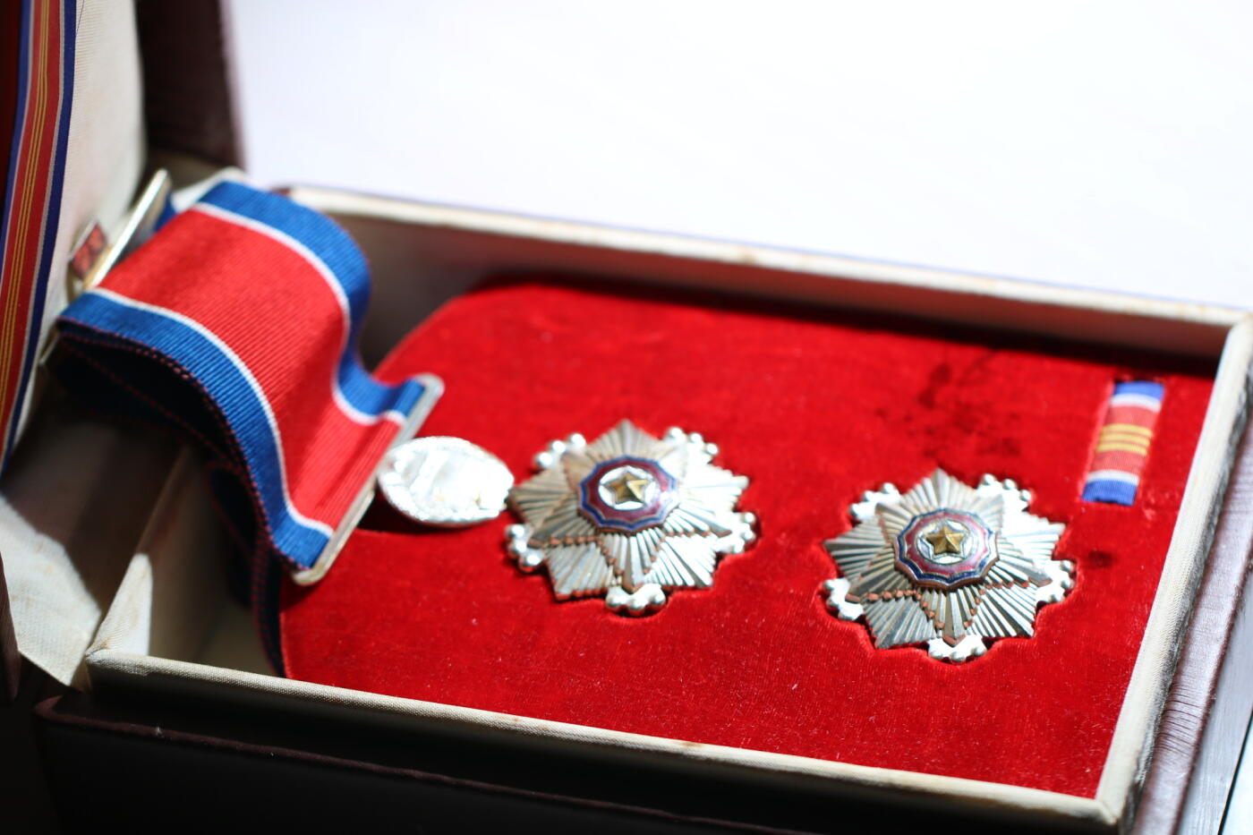 大猫徽章拍卖第285期 朝鲜🇰🇵三级国旗勋章 外授版