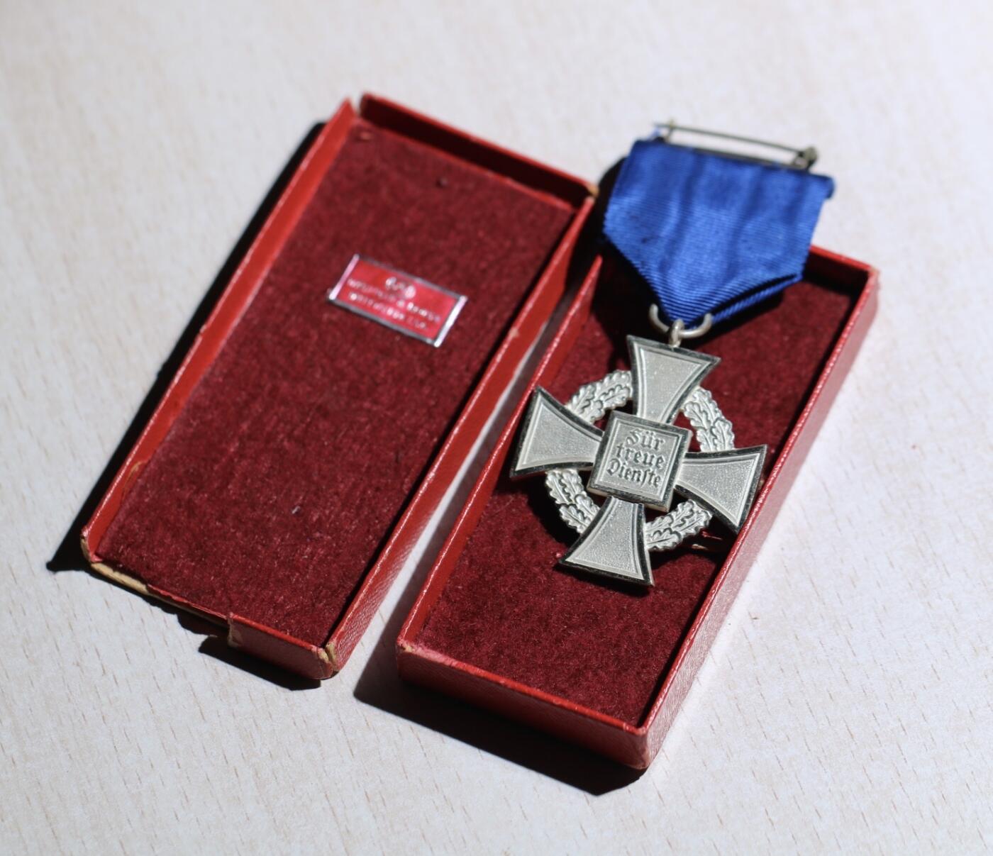 大猫徽章拍卖第285期 珍爱和平 德三公务人员25年证章 盒子有破损