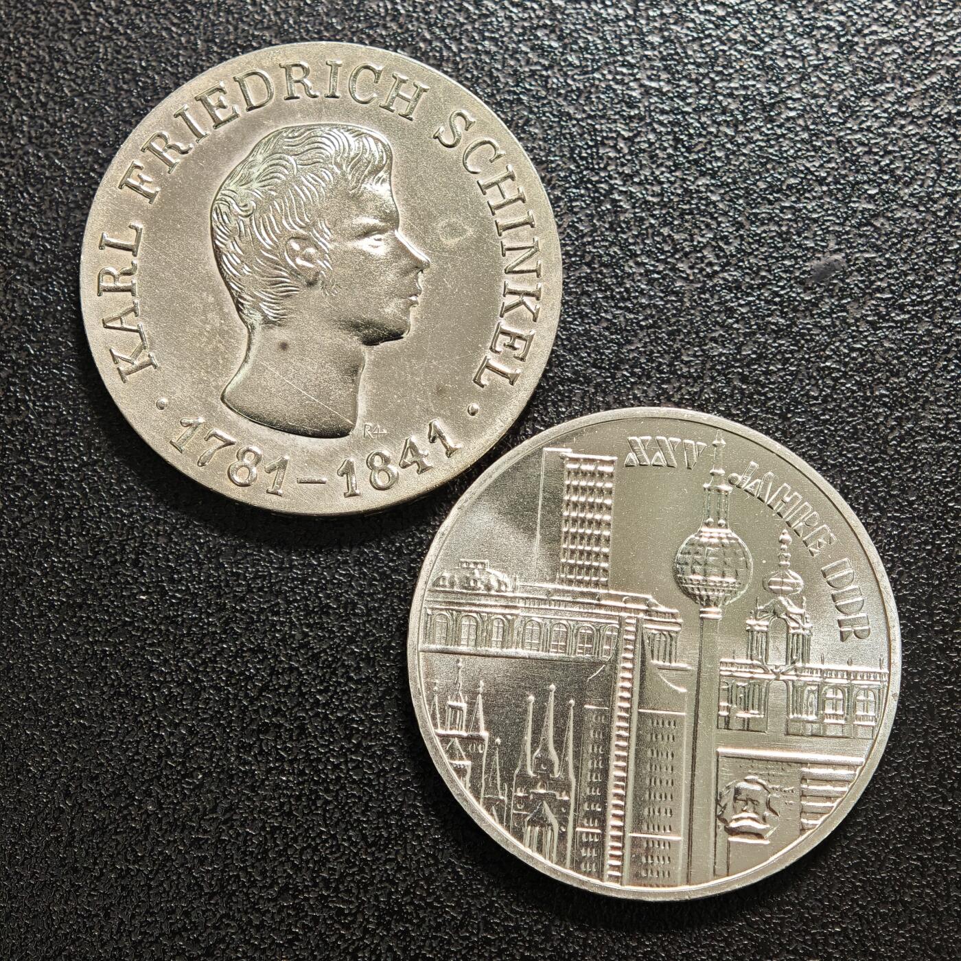 【德藏】世界币章拍卖第159期(元旦专场拍卖) 2枚一组 1966年 东德建筑师卡尔·弗里德里希·辛克尔逝世125周年10马克纪念银币 1974年 东德德意志民主共和国成立25周年10马克纪念银币 品相极佳