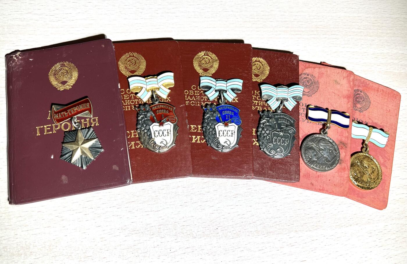 大猫徽章拍卖第285期 苏联英雄母亲一套 带证 母亲金星奖章上面金星换成银鎏金