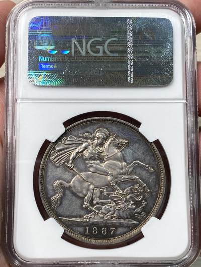 万国钱币拍卖第058期（万国新年大拍） NGC PF58 1887英国维多利亚女王高冠马剑精制克朗 发行量仅1084枚的精制马剑 与爱七Matte和乔五木马相比依旧保留了古典时代的韵味 而精制工艺也达到了巅峰水准 环彩镜面高浮雕质感