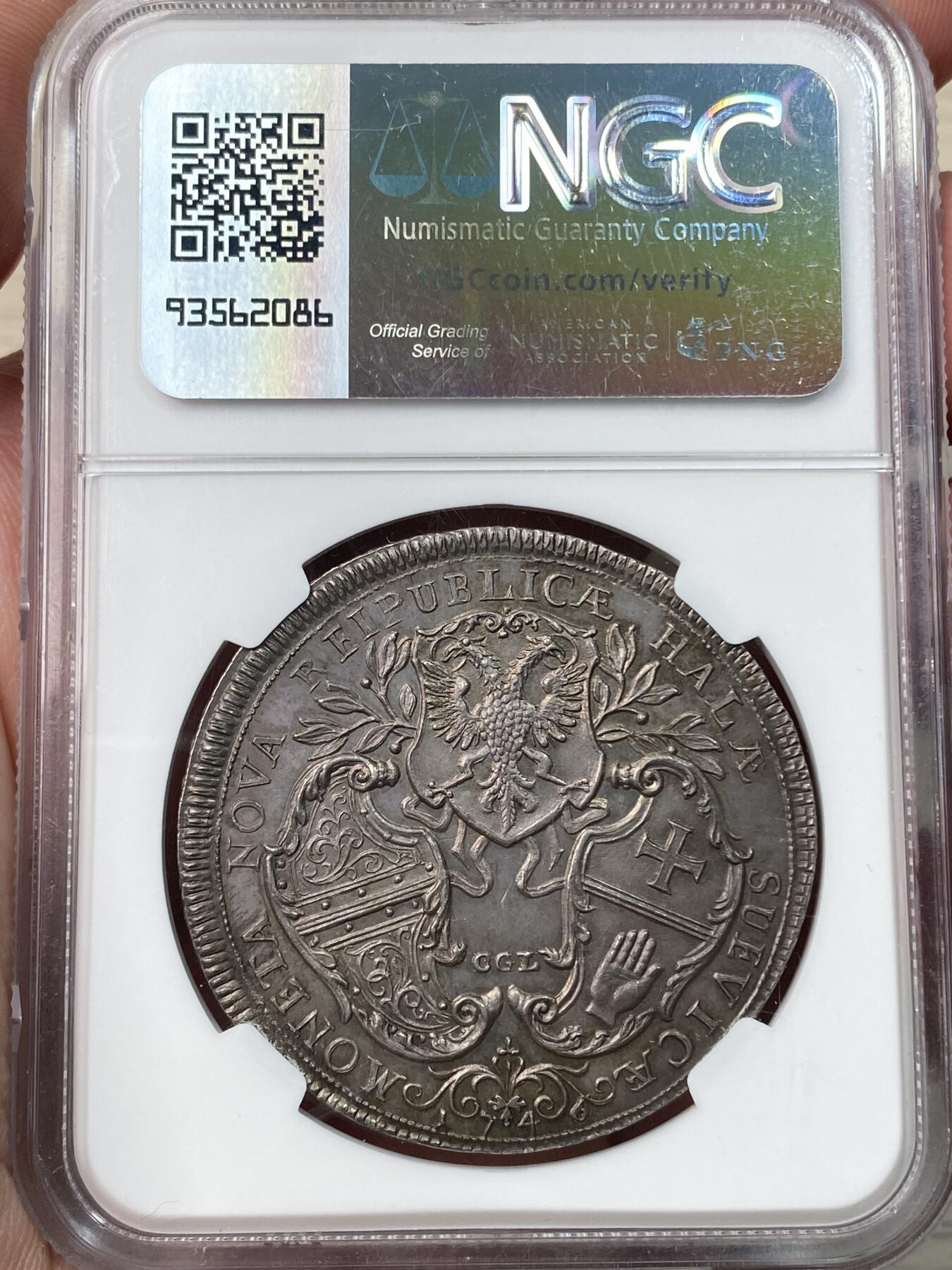 万国钱币拍卖第058期（万国新年大拍） NGC MS63 1746年神圣罗马帝国时期哈尔自由市三盾徽大泰勒 发行量仅800枚的神罗大泰勒 正面人像为时任神罗皇帝的弗朗西斯一世 同时也是玛利亚特蕾莎的丈夫 背面为设计独特的哈尔自由市三盾徽 领先于时代的顶级工艺 高浮雕质感跃然币面 光线下显现出的醇厚玫瑰色调欧陆包浆令人着迷