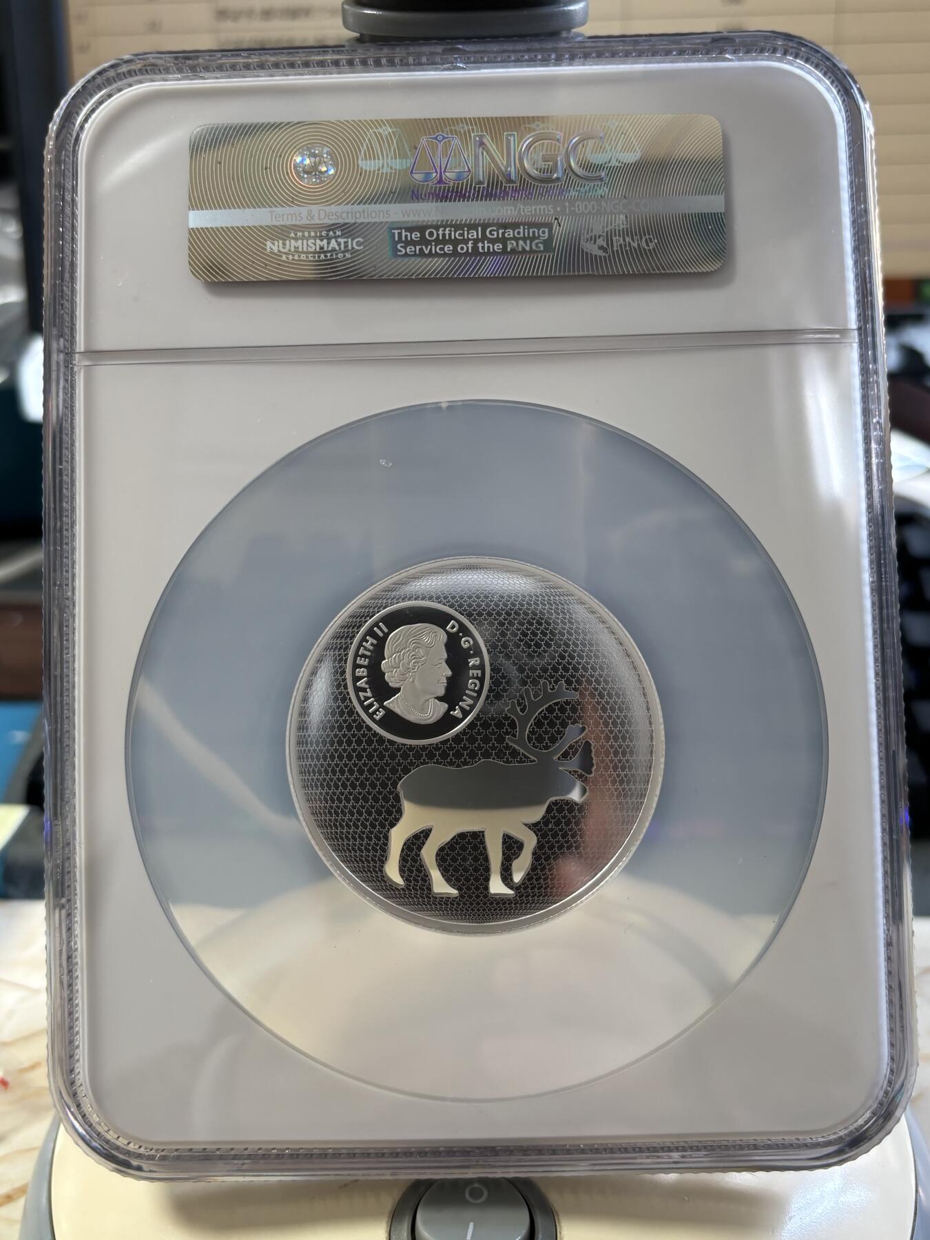 第186期拍卖 少见品种重量近2盎司加拿大2017年镂空剪影北美驯鹿NGC评级彩色早期标签69分精制银币9999银重52.88克直径54毫米