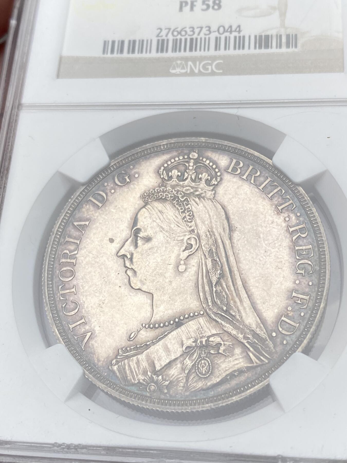 万国钱币拍卖第058期（万国新年大拍） NGC PF58 1887英国维多利亚女王高冠马剑精制克朗 发行量仅1084枚的精制马剑 与爱七Matte和乔五木马相比依旧保留了古典时代的韵味 而精制工艺也达到了巅峰水准 环彩镜面高浮雕质感