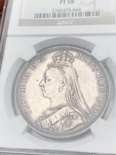 万国钱币拍卖第058期（万国新年大拍） NGC PF58 1887英国维多利亚女王高冠马剑精制克朗 发行量仅1084枚的精制马剑 与爱七Matte和乔五木马相比依旧保留了古典时代的韵味 而精制工艺也达到了巅峰水准 环彩镜面高浮雕质感