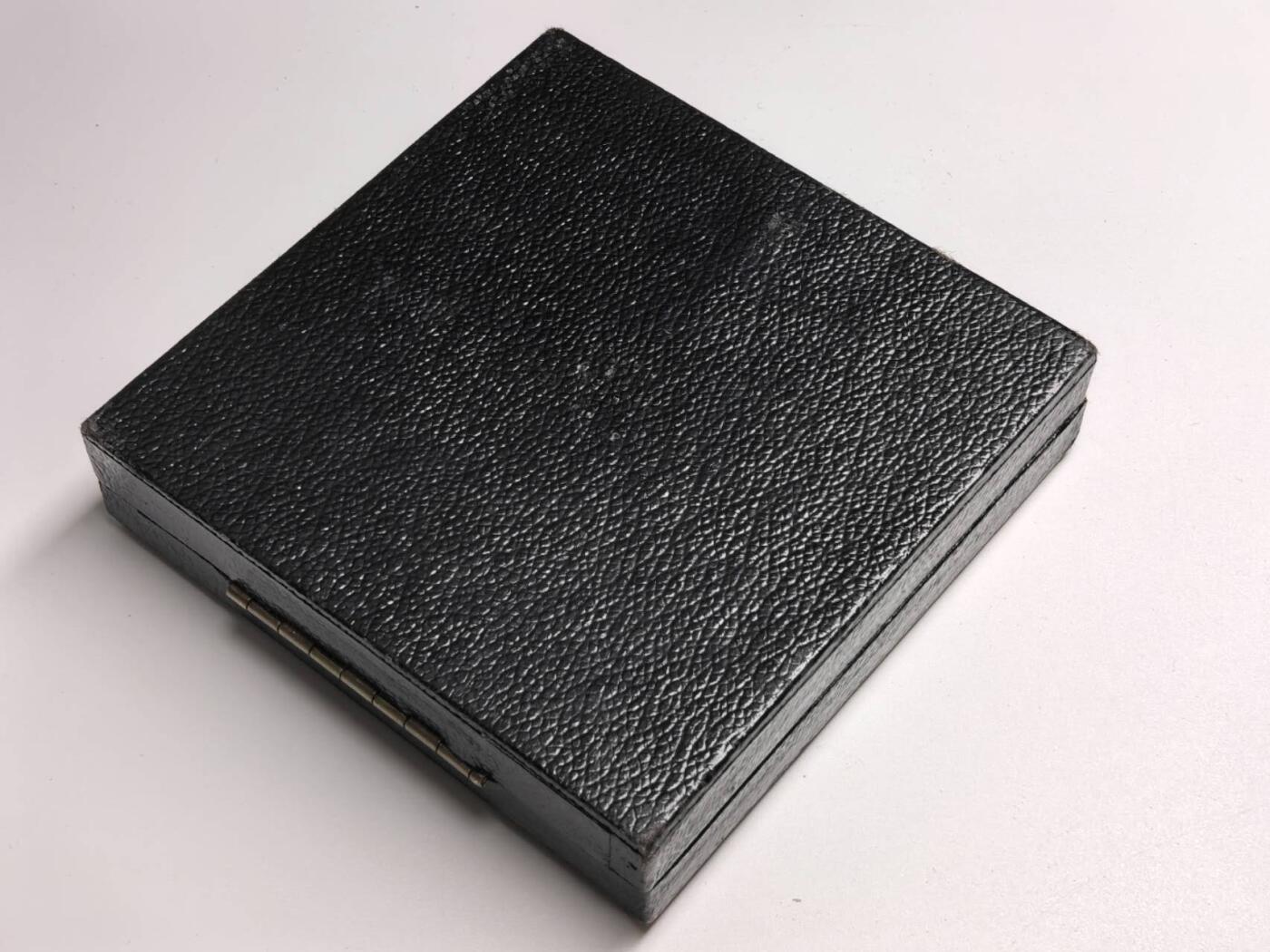 小驴勋章奖章收藏12月27日周六晚六点拍卖（珍爱和平，收藏战争，铭记历史，勿忘国耻，忠党爱国。有偿代拍，送拍规则在简介最后，参拍须阅读规则后再参拍，关系到运费包装发货时效真假辨别等关键信息，拍卖时不再发原图，看大图店主微信码在拍卖店铺介绍里） 印有德国体育协会字样的空盒子，痕迹看着像放的战伤