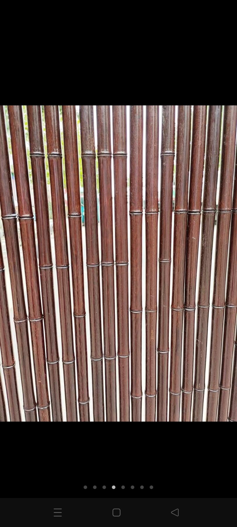 红木雕刻竹节屏风（座屏），屏面以细密排列而成，底部有镂空雕花、用于室内空间的隔断、装饰，兼具遮挡与营造氛围的作用、适合中式家居、茶室等场景常见于明清风格竹元素体现了中式美学中“自然雅致”的理念，雕花装饰则增加了装饰性与工艺感 ​