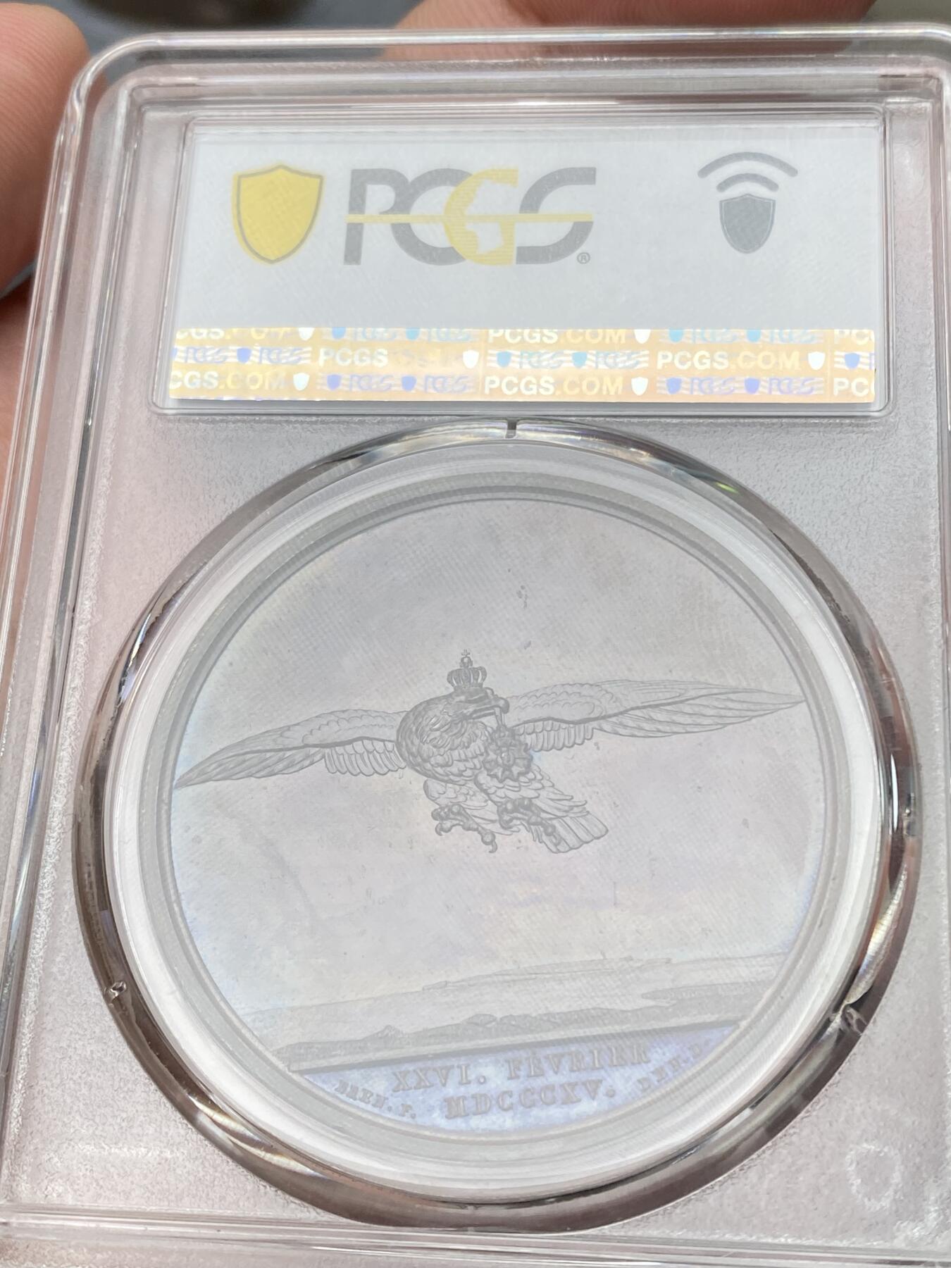 万国钱币拍卖第058期（万国新年大拍） PCGS SP64 1815年法国拿破仑重返巴黎原铸铜章 冠军分好品相，雕刻精细，细节极佳，栩栩如生。氧化紫罗兰包浆，铜色四溢。正面:拿皇从厄尔巴岛返回，内伊元帅张开双臂欢迎，老近卫军持枪致意，难掩兴奋之情。底部铭文:皇帝归来，1815年三月。少见的非头像全身雕刻。背面:法兰西帝国鹰叼着加冕时佩戴的国宝勋章，在海上飞翔。厄尔巴岛远景。极稀有品种，拿章集藏中不可或缺的一枚。