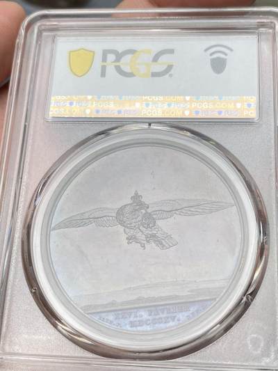 万国钱币拍卖第058期（万国新年大拍） PCGS SP64 1815年法国拿破仑重返巴黎原铸铜章 冠军分好品相，雕刻精细，细节极佳，栩栩如生。氧化紫罗兰包浆，铜色四溢。正面:拿皇从厄尔巴岛返回，内伊元帅张开双臂欢迎，老近卫军持枪致意，难掩兴奋之情。底部铭文:皇帝归来，1815年三月。少见的非头像全身雕刻。背面:法兰西帝国鹰叼着加冕时佩戴的国宝勋章，在海上飞翔。厄尔巴岛远景。极稀有品种，拿章集藏中不可或缺的一枚。