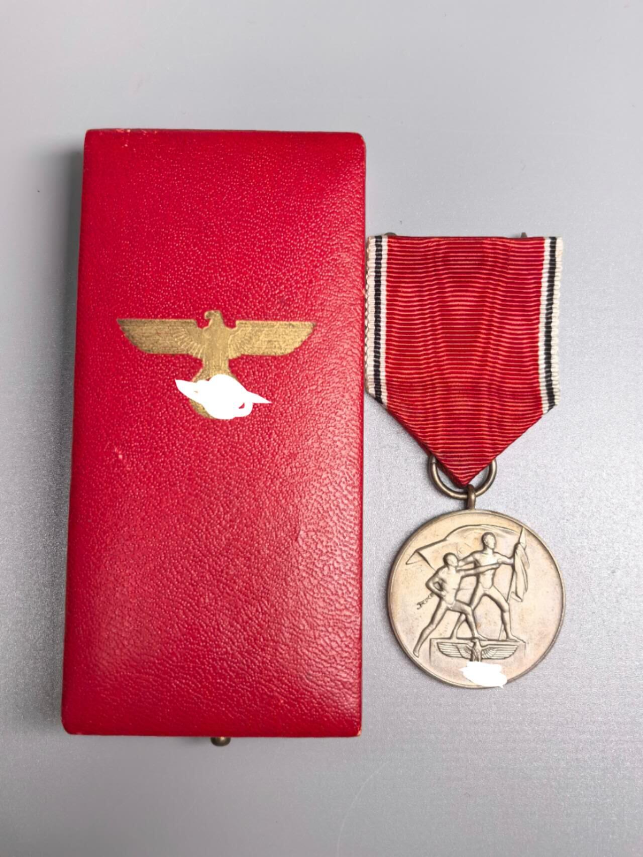 小驴勋章奖章收藏12月27日周六晚六点拍卖（珍爱和平，收藏战争，铭记历史，勿忘国耻，忠党爱国。有偿代拍，送拍规则在简介最后，参拍须阅读规则后再参拍，关系到运费包装发货时效真假辨别等关键信息，拍卖时不再发原图，看大图店主微信码在拍卖店铺介绍里）