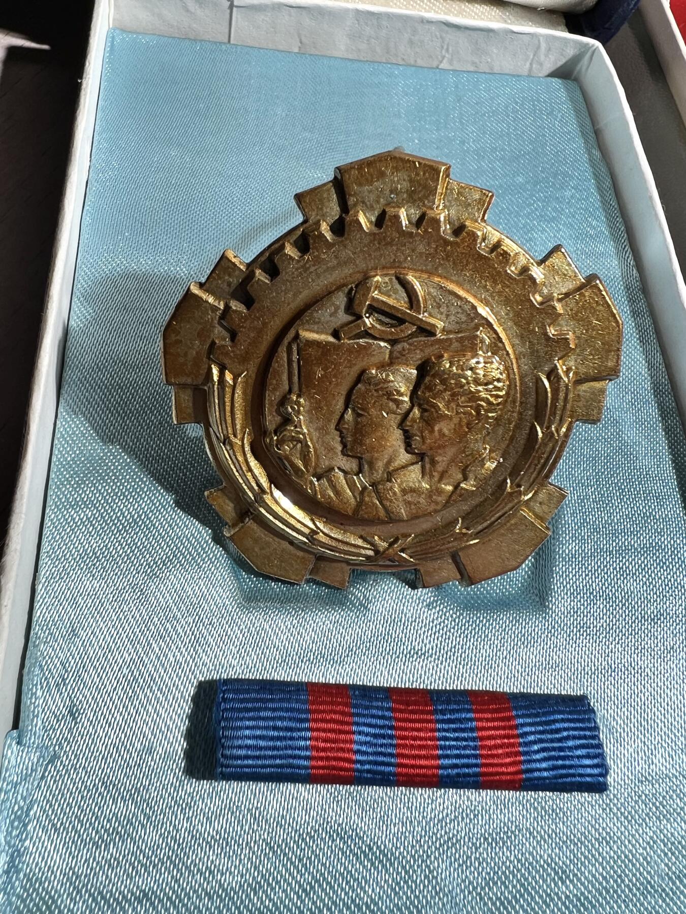 大猫徽章拍卖第285期 南斯拉夫二级三级劳动勋章一组 原盒