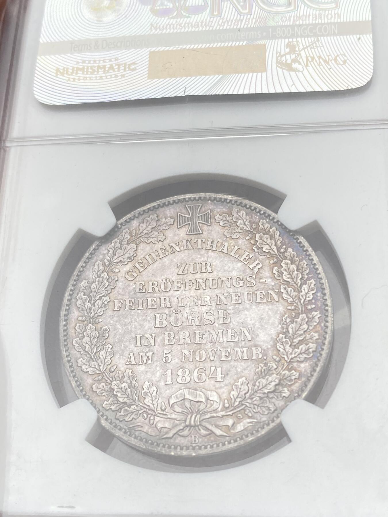 万国钱币拍卖第058期（万国新年大拍） NGC MS64 1864年不莱梅证券交易所泰勒 不莱梅自由市名誉品种 汉诺威造币厂精工之作 为庆祝不莱梅交易所的成立而发行 发行量仅5000枚 高分越来越难的品种 优雅淡彩状态舒适 不莱梅市徽上方刊德文“上帝保佑贸易与航运”这座美丽的新哥特风格建筑在1943年毁于战火 庆幸的是还能在此币上欣赏她的美丽