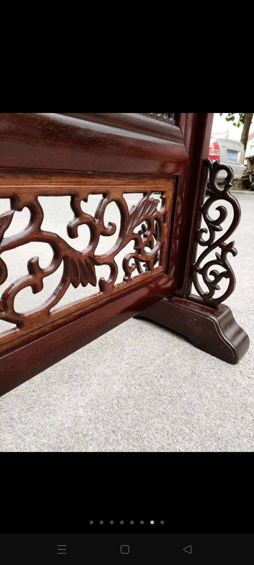 红木雕刻竹节屏风（座屏），屏面以细密排列而成，底部有镂空雕花、用于室内空间的隔断、装饰，兼具遮挡与营造氛围的作用、适合中式家居、茶室等场景常见于明清风格竹元素体现了中式美学中“自然雅致”的理念，雕花装饰则增加了装饰性与工艺感 ​