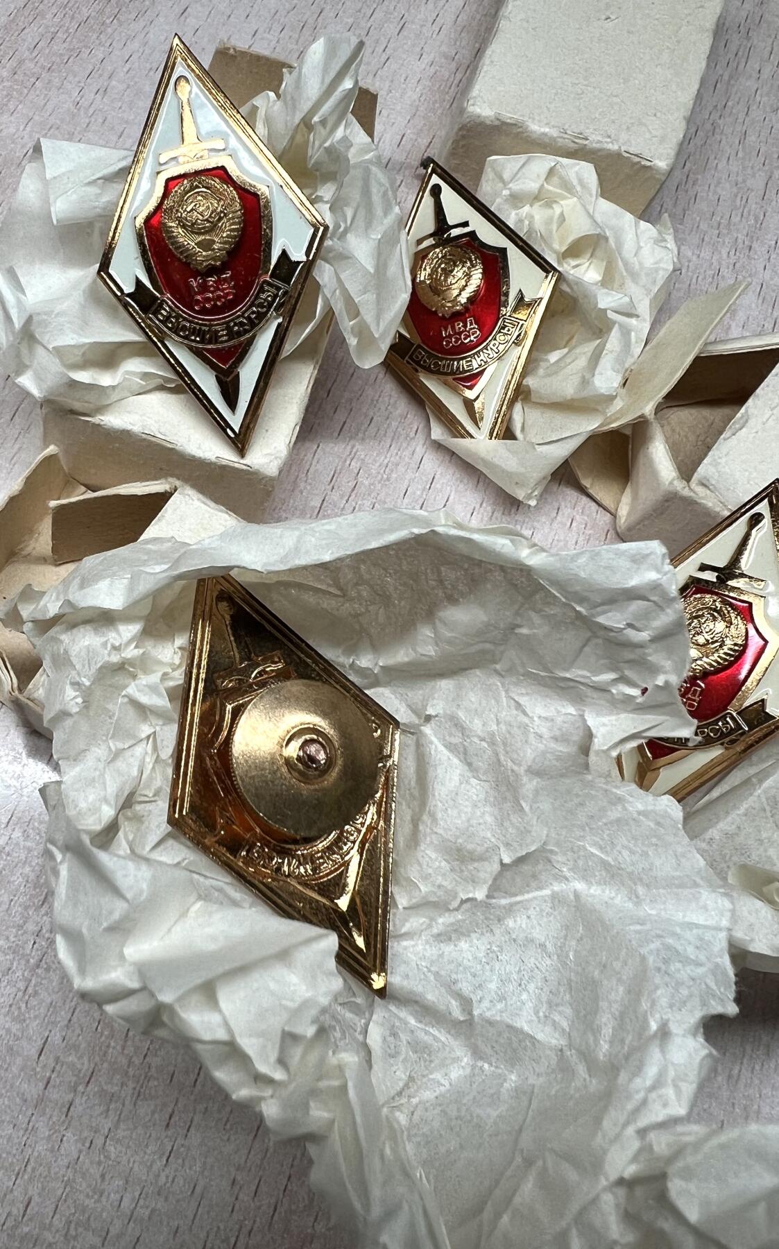 大猫徽章拍卖第285期 苏联内务部高等军事学校校徽一组六枚 材质：铜 原盒